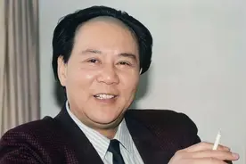 1989年，古月受邀参加国宴，上将杨白冰对他敬礼，古月：万不敢当图片