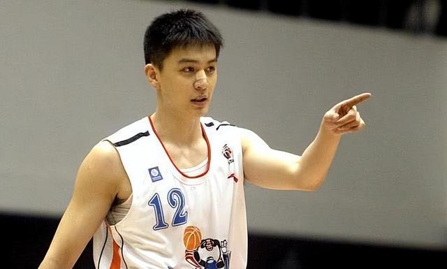 篮球儒帅杨鸣:白马少年到暴躁老哥,当主帅后却传出对妻子不忠