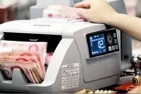 银行员工误将800元转成800万，并且储户已将钱挥霍一空怎么办？图片