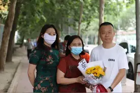 家长陪同高考时，要不要准备旗袍和鲜花，老师坦言不是你想的那样图片