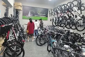 太原：“骑行热”带火自行车销售市场图片