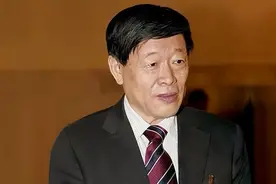 山东首富，让16万员工每人一套房，自己却用200元的手机，为啥？图片