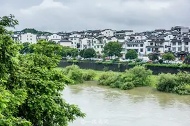 江西安徽浙江三省交界的婺源县，原本偏僻落后，现在却是旅游胜地图片