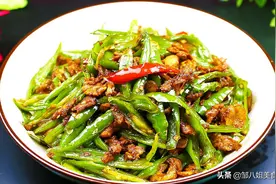 炒辣椒时，不要直接下锅炒，多做一步，配啥菜炒都好吃，又香又辣图片