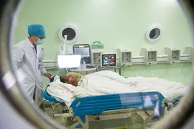 新突破！我院多学科协作成功为一名使用呼吸机的患者完成高压氧治疗图片
