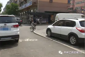 太原：随意停车堵通道 惹怒路人掰车牌图片
