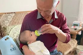 外公陪孙女睡觉从不哭闹，宝妈偷学习经验，打开门后直接抱娃逃走图片