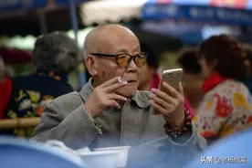 广东韶关68岁大爷，晒“生活照”曝出满柜茅台，网友：有野路子？图片