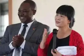 1996年，清华大才女不顾阻拦远嫁非洲，25年生4娃，结局如何？图片