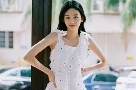 24岁周也甜美可人！白裙长发夏日感满满，网友：清纯可爱，好治愈图片