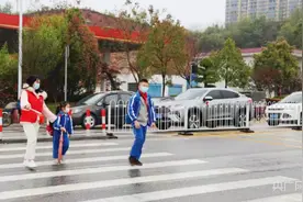 湖南娄底有支“义务护卫队”4年风雨无阻守护上学路图片