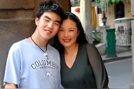 丈夫要扔掉脑瘫儿，妻子离婚独自抚养，2007年儿子成学霸考入北大图片
