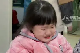妹妹吃粉丝挑起很高，哥哥多次空中拦截，随后学会低头乖乖在碗边吃图片