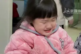 妹妹吃粉丝挑起很高，哥哥多次空中拦截，随后学会低头乖乖在碗边吃图片