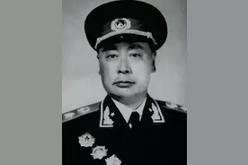 1951年，陈毅给了黄金荣一把扫帚让他去扫街，蒋介石：陈毅真厉害图片