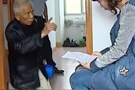 湖南65岁父亲，当众给富女儿下跪，希望将500万拆迁款给瘫痪弟弟图片