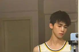 湖南00后帅哥，校园篮球场手持篮球的男生，谁会不心动？图片