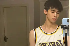 湖南00后帅哥，校园篮球场手持篮球的男生，谁会不心动？图片