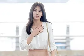 今年夏天流行一种穿搭，叫“衬衫+百褶裙”，中年女性穿优雅时髦图片