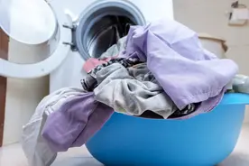 洗衣服时别只放洗衣粉，学会这3个小技巧，洗完后衣服干净如新图片