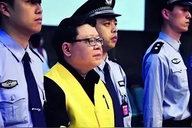 谢才萍：重庆黑帮女老大，曾经找过16个情人，最小的比她小20多岁图片