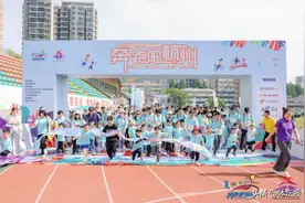 全家一起冲冲冲，亲子定向跑进杭城地标图片