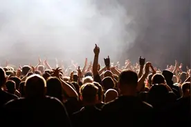 现场演唱会的魅力，不止是音乐，还有无尽的欢乐！图片