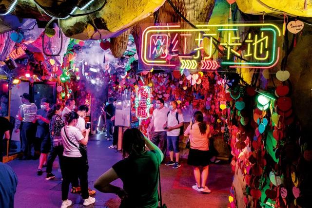 大上海艰难找回烟火气，报复性消费会来吗？