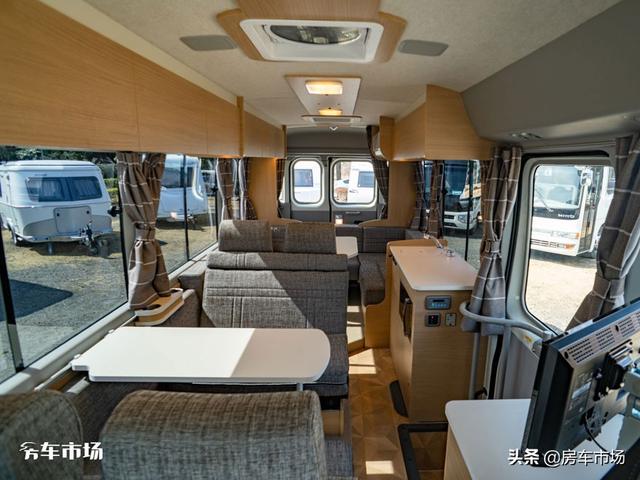 丰田考斯特商旅房车，内部空间大床位多，核载10人停车睡5人