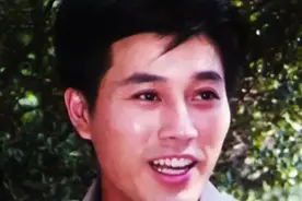 昔日男星王伟平 25岁爆红 娶初恋为妻 50岁息影 如今做外公 女儿比他红图片