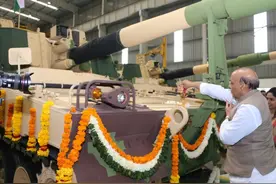 印度自主研制新型榴弹炮成功，试射时威力巨大，导致全体专家阵亡图片