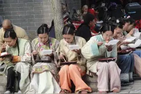 裸替一天3000元，床戏、吻戏都是真的，揭秘20万群演的真实状况图片