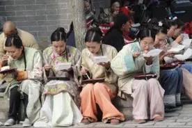 裸替一天3000元，床戏、吻戏都是真的，揭秘20万群演的真实状况图片