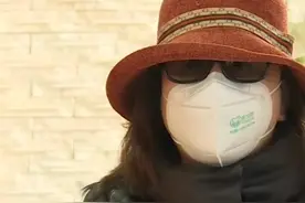 年薪百万姐姐专业扶弟20年，再婚后回家过年，弟弟说：谁让你回来图片