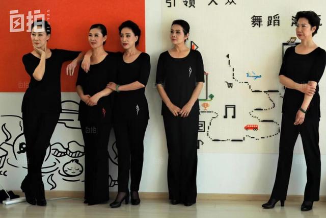 女子穿警服半辈子 60岁后走秀拿奖
