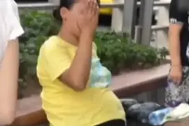 老人给乞丐100元，走近一看，对方竟是失踪已久的亲生女儿图片