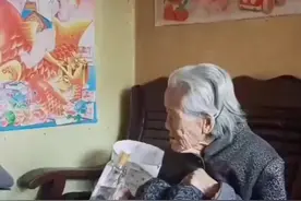 老奶奶喝酒直接对瓶吹，孙女：酒杯是多余的图片