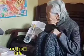老奶奶喝酒直接对瓶吹，孙女：酒杯是多余的图片