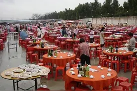 山东女子随礼600福建农村吃席，嫌太寒酸，菜上桌发现小丑是自己图片