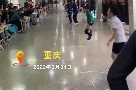 重庆渝中一名小学生跳绳裤子掉落仍坚持完赛，老师：不放弃的体育精神值得称赞图片