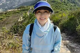 黎姿带3个女儿爬山，素颜好上镜50岁不显老，身材苗条不像仨娃妈图片
