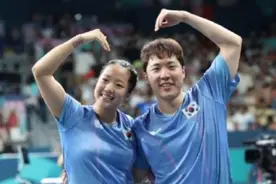 你俩在现场演韩剧呢？林钟勋免除兵役后，5次紧紧抱住申裕斌图片