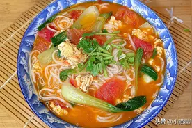 西红柿鸡蛋面像我这样做，营养好吃，5分钟出锅，关键是孩子喜欢图片