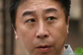 冯巩与徒弟下馆子吃饭，父亲节让师父结账真奇怪，摔杯大玩谐音梗图片