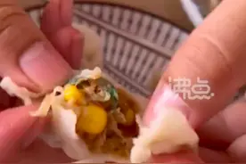 男子称三全水饺吃出绿色洗碗布，“连着好几个都有”，客服回应：已经在核实情况图片