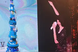 尴尬！张杰演唱会为粉丝订制19层蛋糕催泪庆生，下台就当垃圾丢弃图片