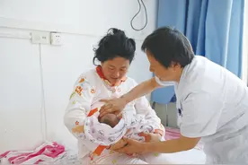 奶奶给刚出生6天的宝宝喂水：少喝点奶，要不然孩子肚子太大图片