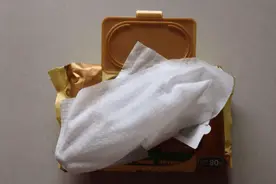 有一种“假干净”叫做湿纸巾擦宝宝屁屁，方便了家长苦了孩子图片