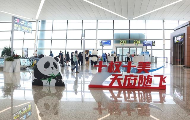 蓉深快线来啦！每到“半点”起飞，值机安检有优享通道