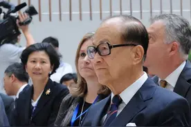 曝光！95岁李嘉诚轮椅拜佛，周凯旋贴身照料感人一幕引万人热议！图片